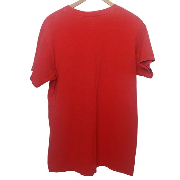 Peanuts Charlie Brown Snoopy Making Snowmen Men's M T Shirt Red Christmas Linus - Picture 2 of 8